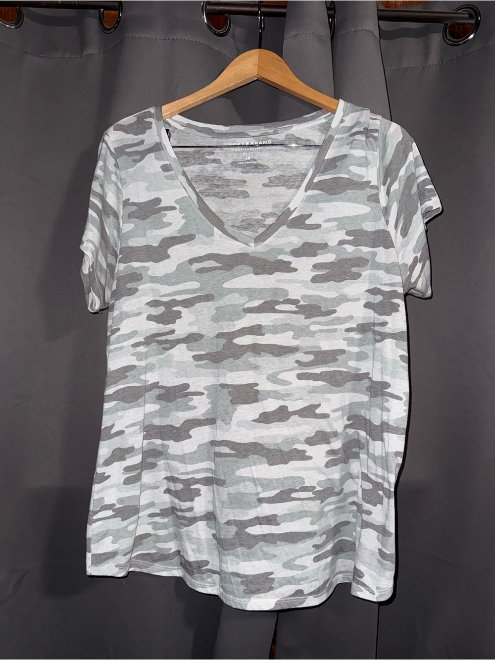 Lucky Brand Gray Camo V-Neck Short Sleeve Tee